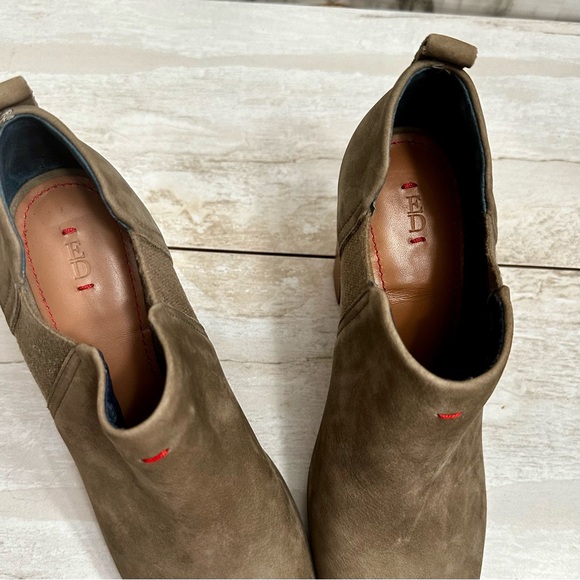 ED Mahoney Woman’s Sz 8M Gray Suede Stacked Heel Booties Shoes Fall Favorite - Picture 3 of 13